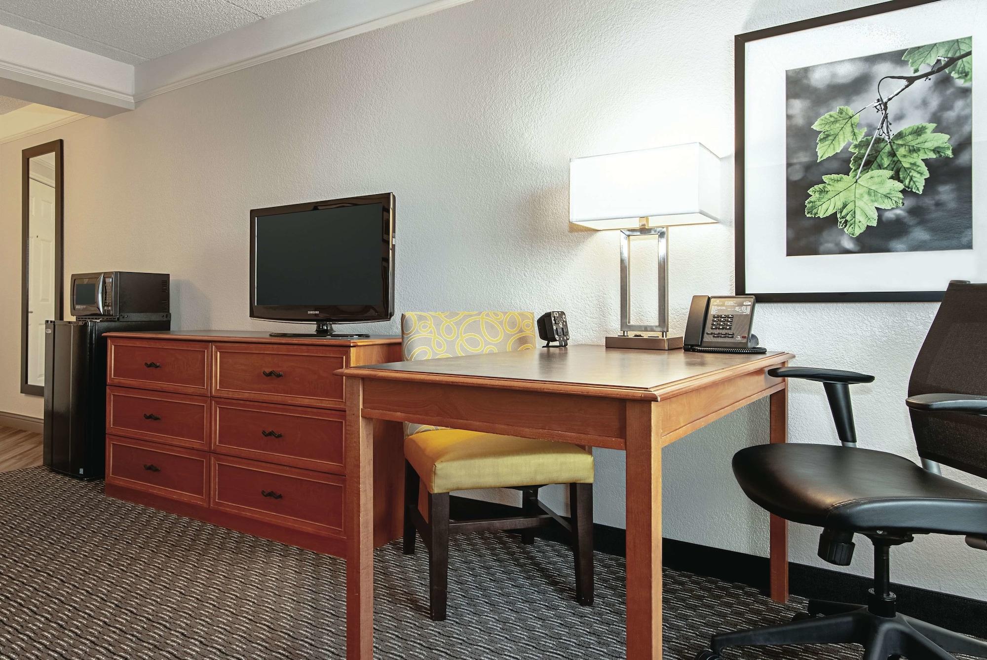 La Quinta Inn & Suites By Wyndham Ontario Airport Bagian luar foto