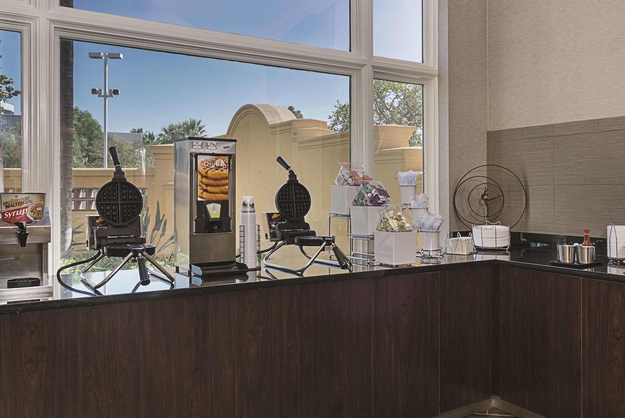 La Quinta Inn & Suites By Wyndham Ontario Airport Bagian luar foto