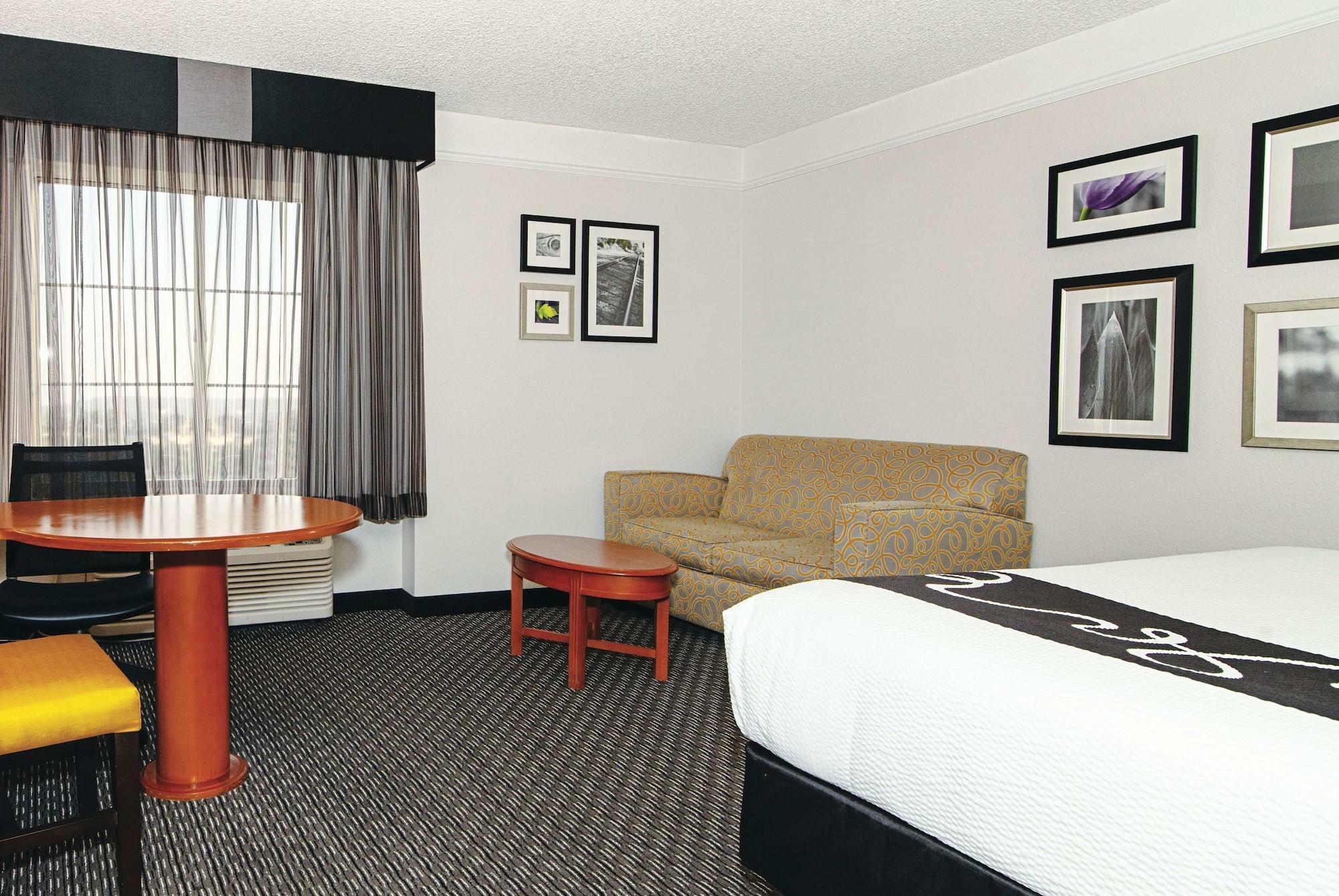 La Quinta Inn & Suites By Wyndham Ontario Airport Bagian luar foto