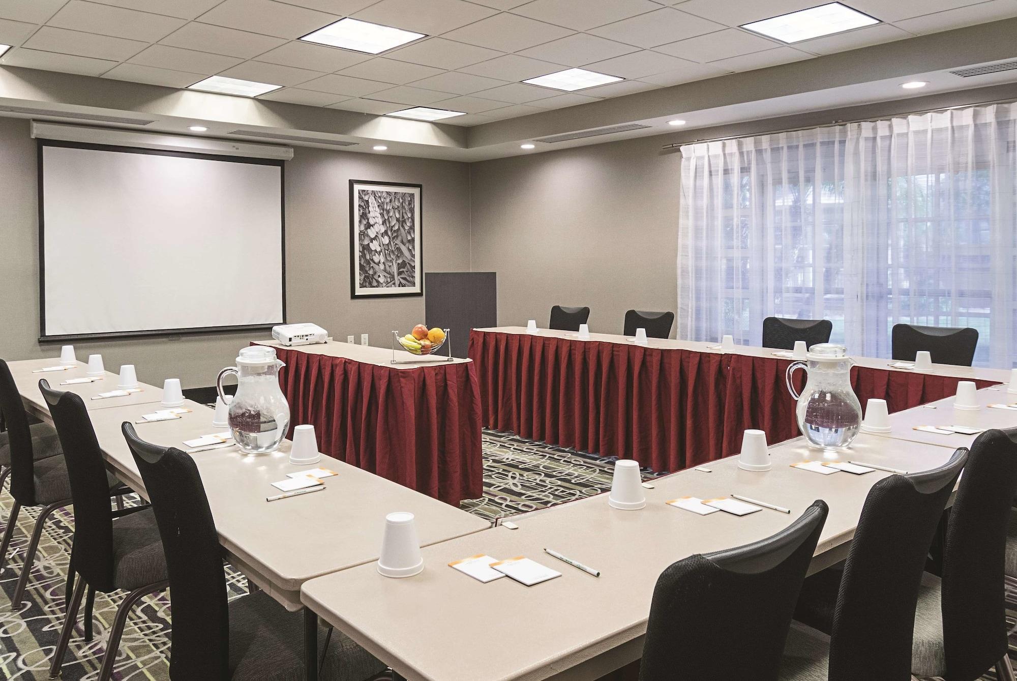 La Quinta Inn & Suites By Wyndham Ontario Airport Bagian luar foto