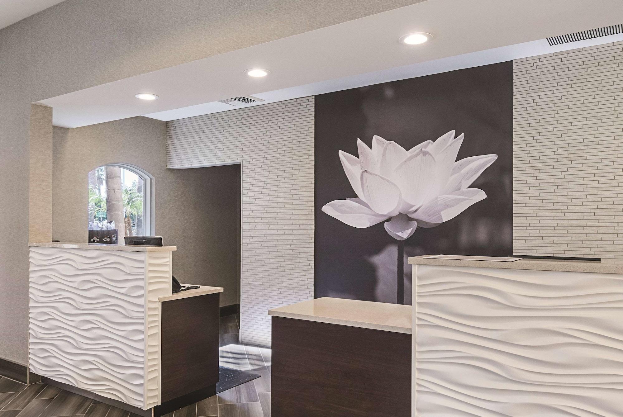La Quinta Inn & Suites By Wyndham Ontario Airport Bagian luar foto