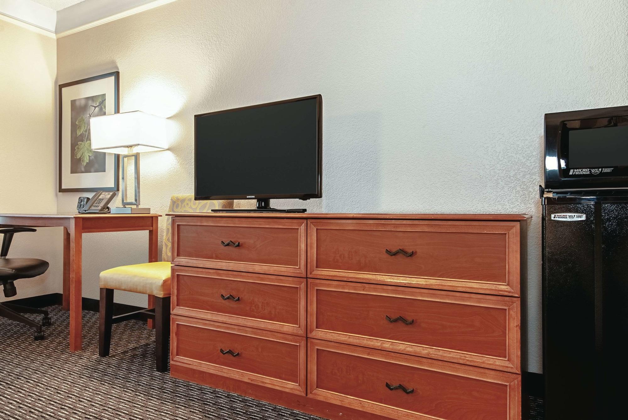 La Quinta Inn & Suites By Wyndham Ontario Airport Bagian luar foto